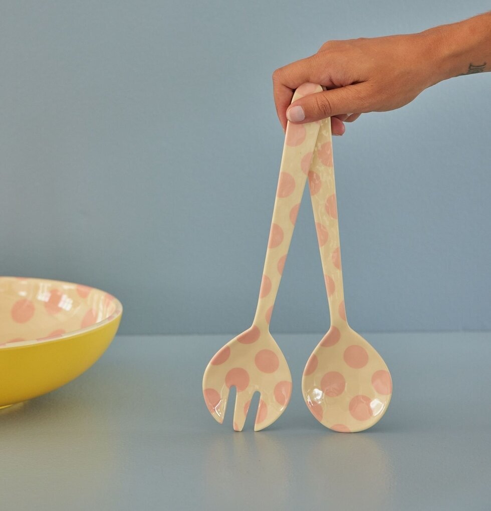Salladsbestick - Pink Dots från Rice, hållna av en hand
