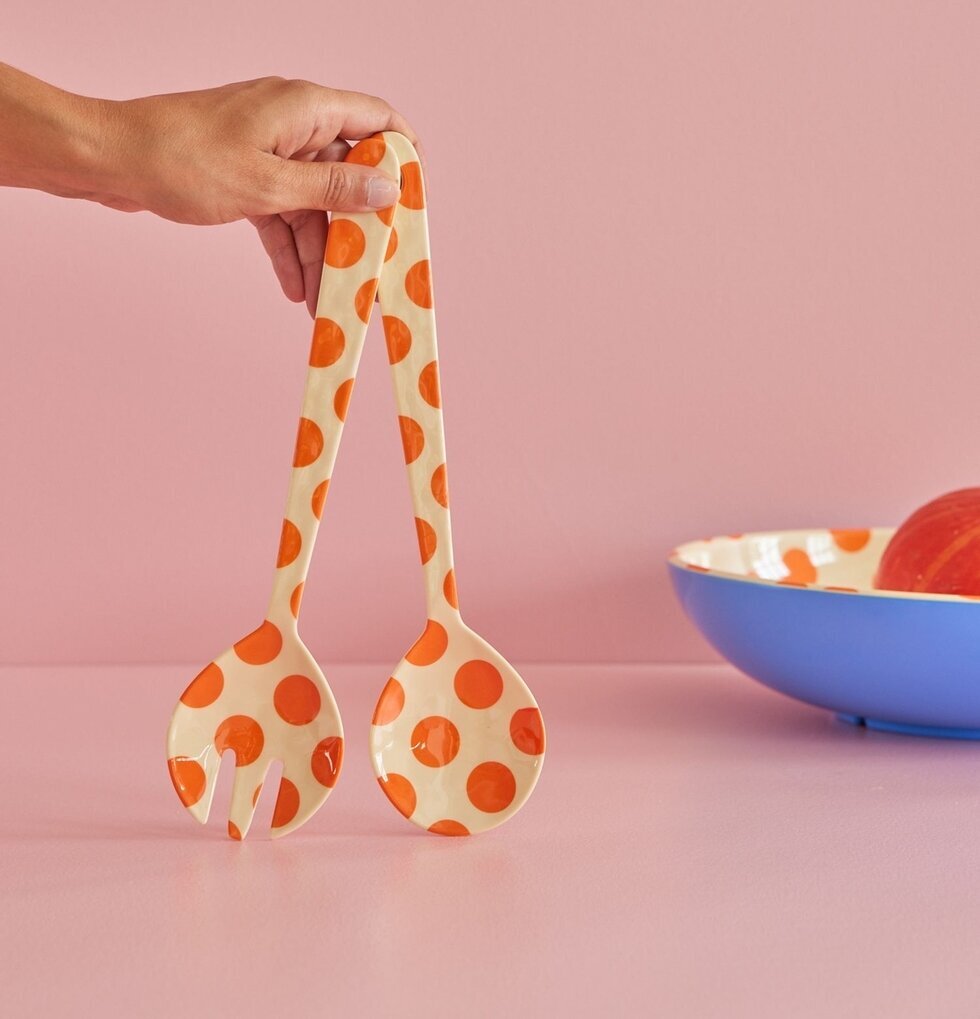 Salladsbestick - Orange Dots från Rice i färggrann miljö