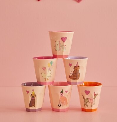 Bild av sex lekfulla djurmuggar i pyramidformation