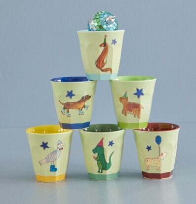 Foto av charmiga muggar med djurmotiv i gröna toner