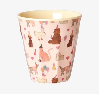 Bild av barnmugg med djurmotiv och festliga detaljer