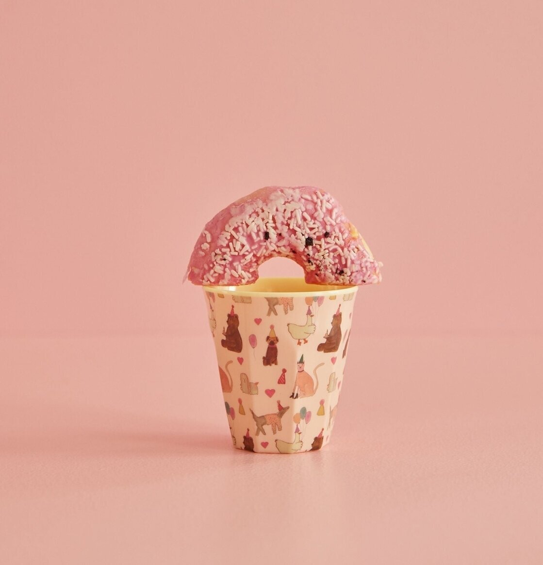 Barnmugg Lavender Animal Print från Rice med munk på toppen