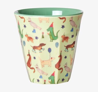 Bild av färgglad mugg med djurmotiv och festliga detaljer