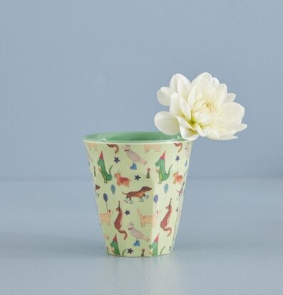 Bild av färgglad mugg med djurmotiv och vit blomma