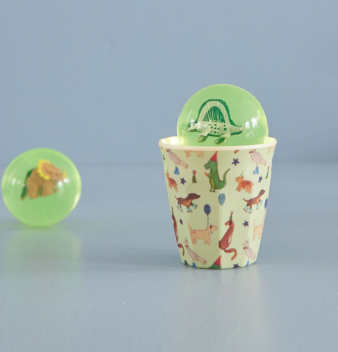 Foto: Lekfull barnmugg med djurmotiv och färgglad stil