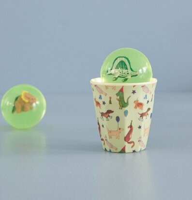 Foto: Lekfull barnmugg med djurmotiv och färgglad stil