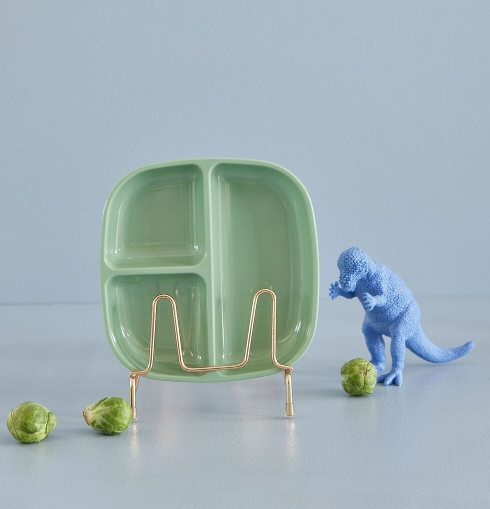 Barntallrik 3-Fack Green från Rice på ett ljusblått bord