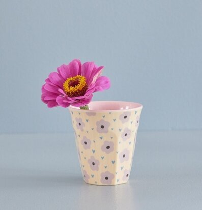 Bild av färgglad mugg med blommigt tryck och rosa insida