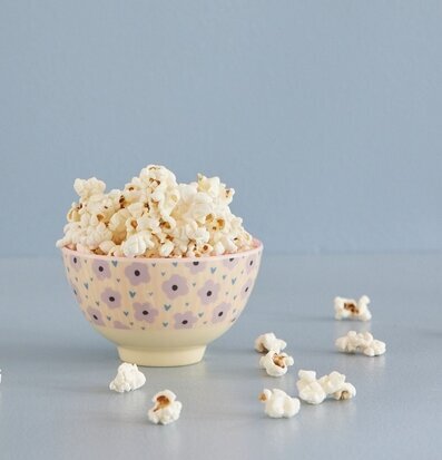 Liten Skål Flowers Print från Rice fylld med popcorn
