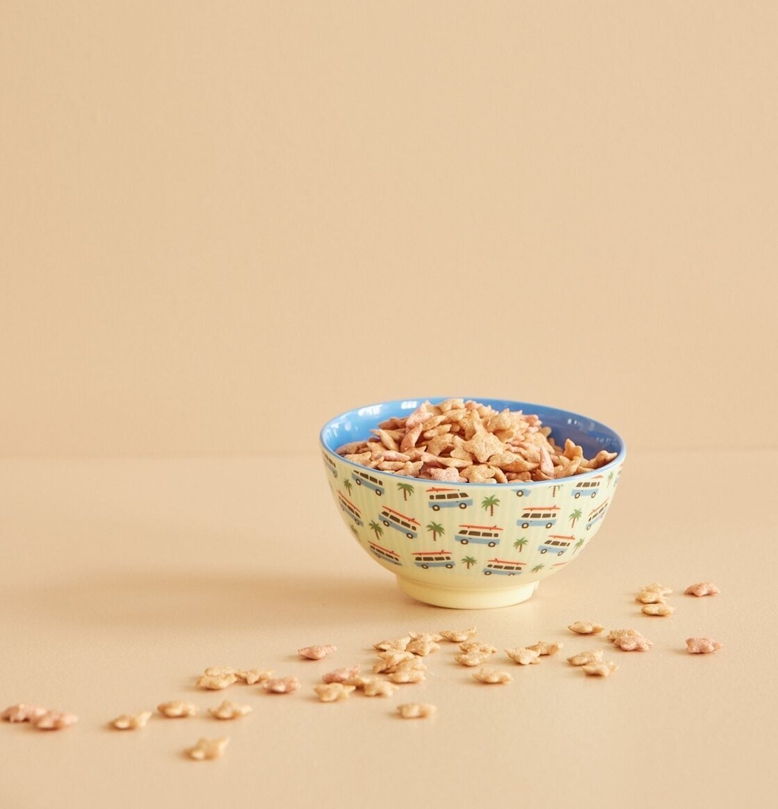 Skål Cars Print från Rice fylld med frukostflingor på bordet