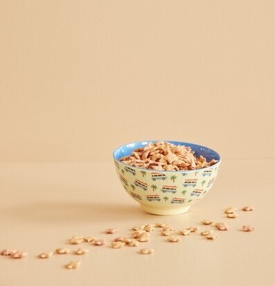 Skål Cars Print från Rice fylld med frukostflingor på bordet