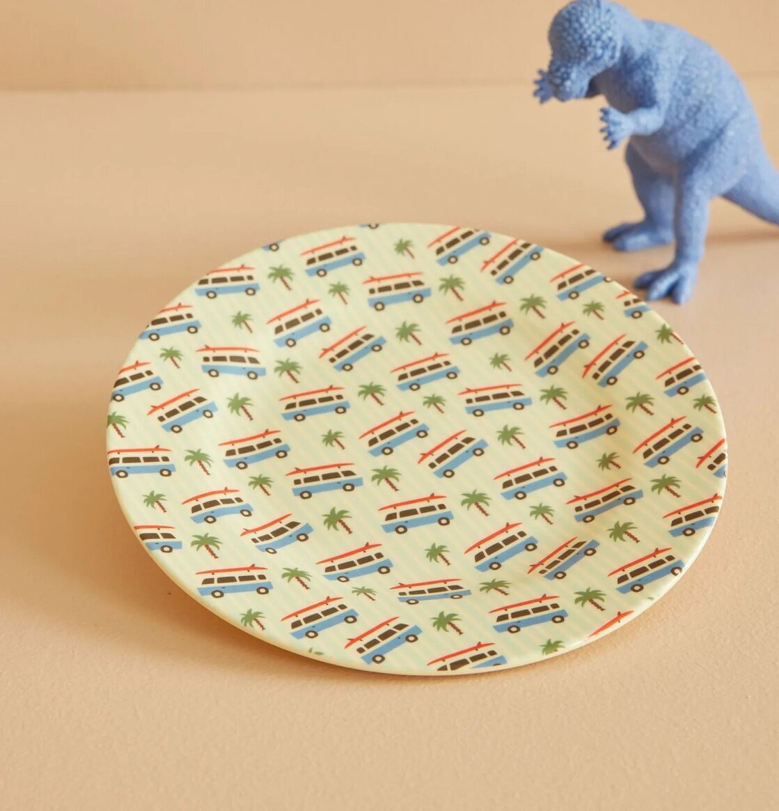 Assiett Cars Print från Rice med färgglada bilar och palmer