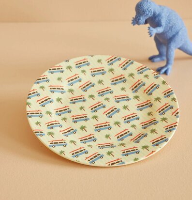 Assiett Cars Print från Rice med färgglada bilar och palmer