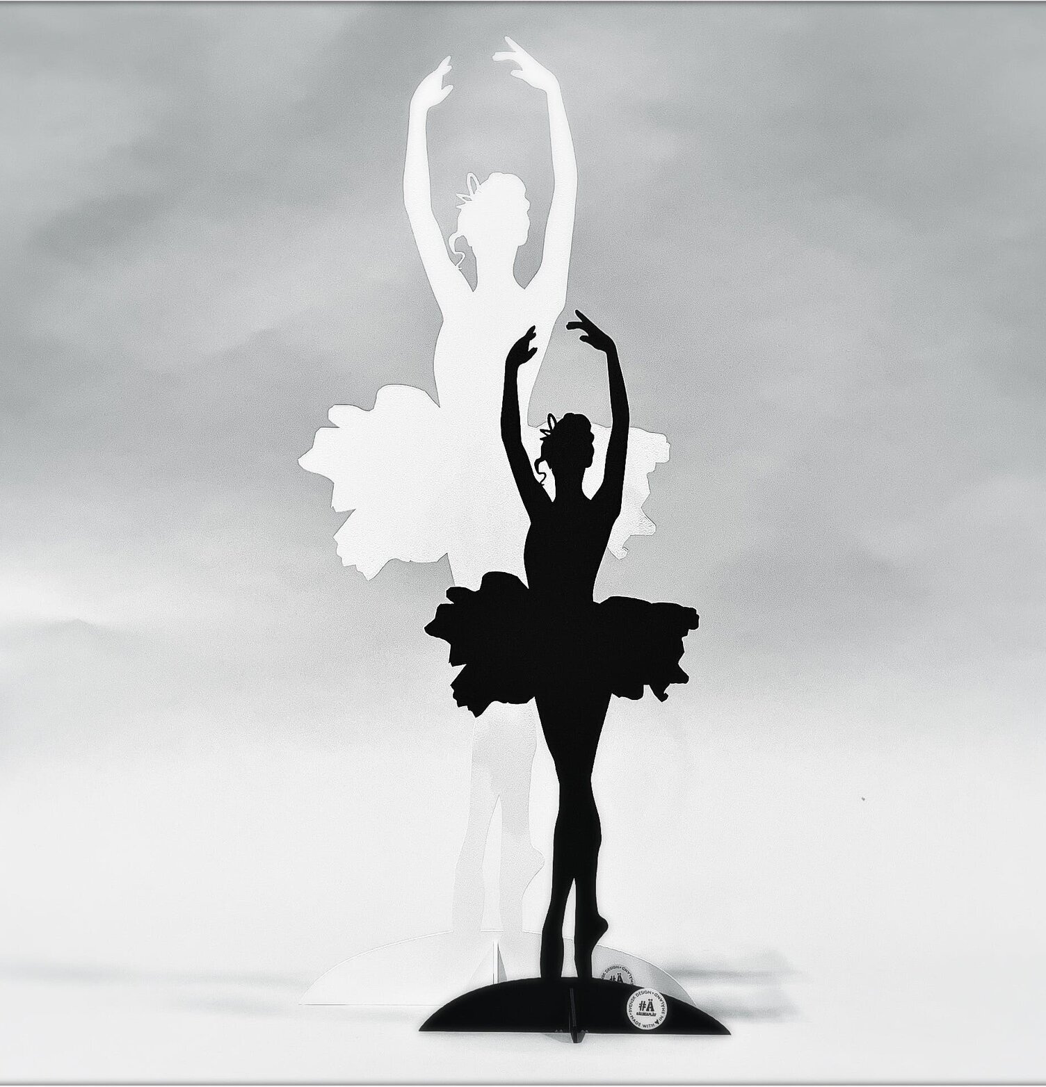 #ÄlskaPlåt Ballerina Vit Stor från Älskaplåt i elegant pose