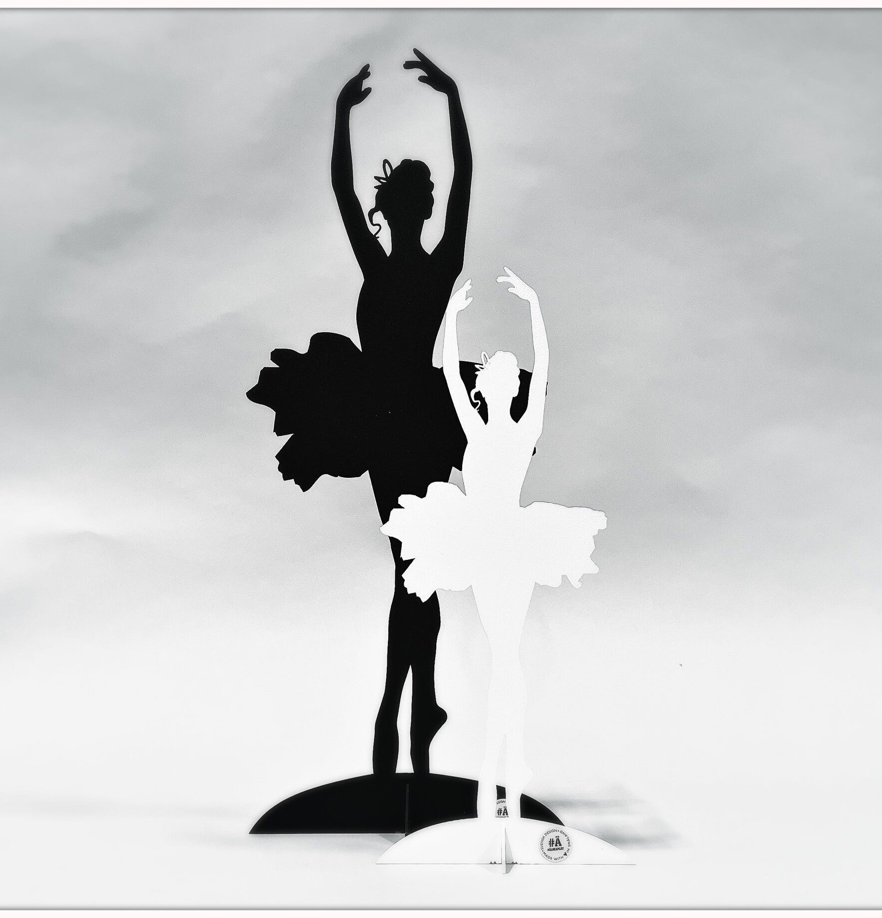 #ÄlskaPlåt Ballerina Svart Stor från Älskaplåt i klassisk pose