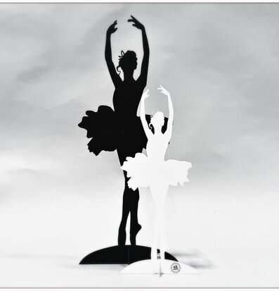 #ÄlskaPlåt Ballerina Svart Stor från Älskaplåt i klassisk pose