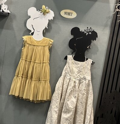 #ÄlskaPlåt Tjejgalge Blank Vit från Älskaplåt med klänning