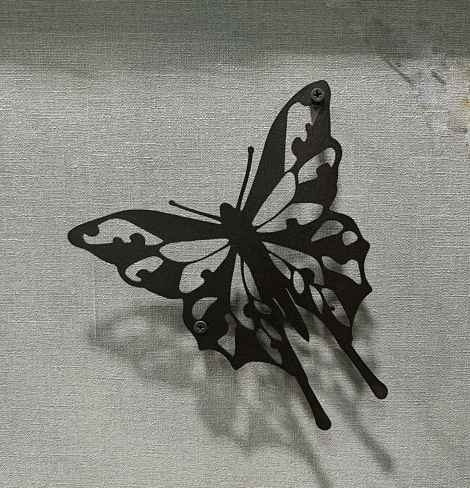 #ÄlskaPlåt Fjäril Svart från Älskaplåt på grå bakgrund