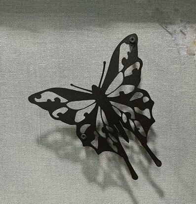 #ÄlskaPlåt Fjäril Svart från Älskaplåt på grå bakgrund