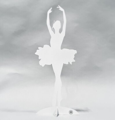 #ÄlskaPlåt Ballerina Vit Stor från Älskaplåt i elegant pose