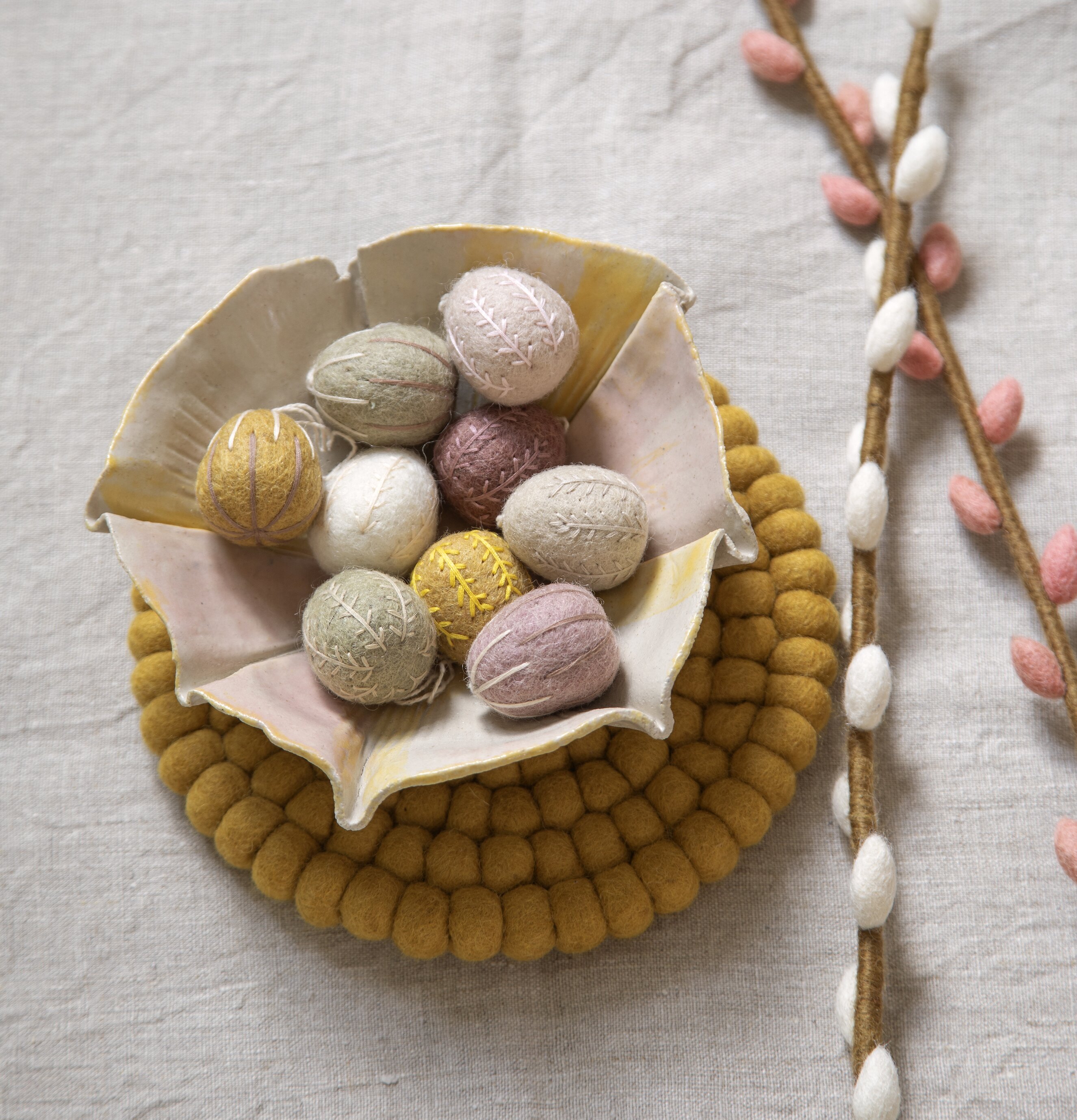 Grytunderlägg Tovad Ull - Ochre från Gry & Sif med dekor