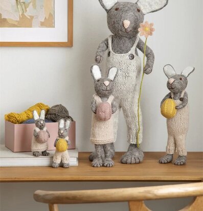 Grå Kanin Med Beige Klänning från Gry & Sif på träbord