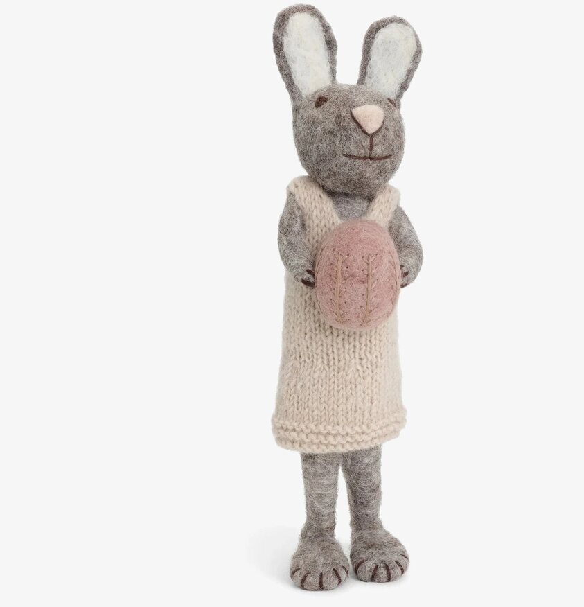 Grå Kanin Med Beige Klänning från Gry & Sif, handgjord filt
