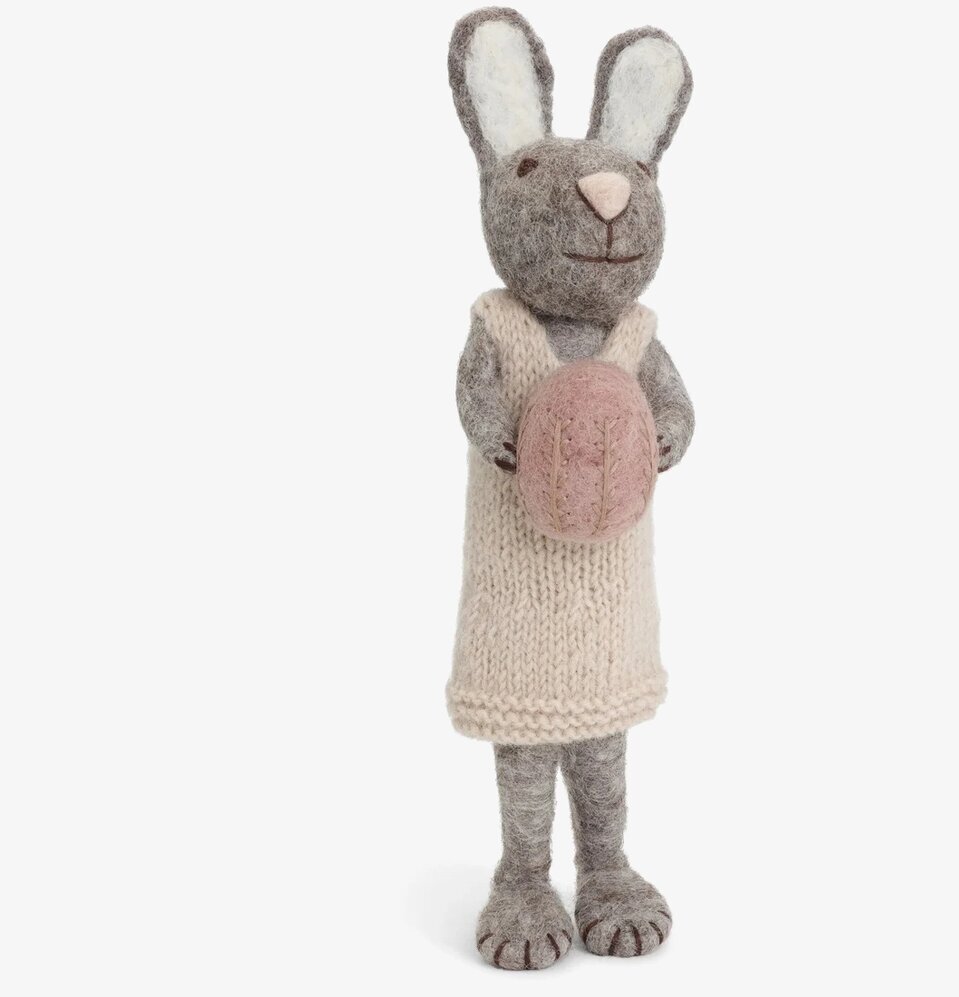 Grå Kanin Med Beige Klänning från Gry & Sif, handgjord filt