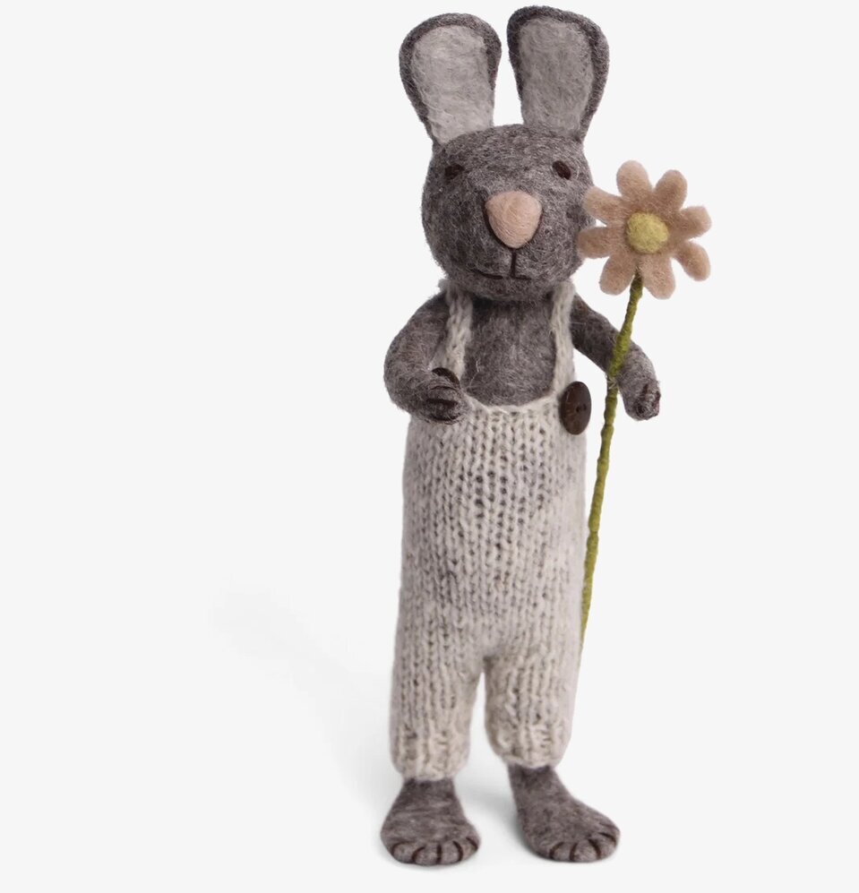 Grå Kanin Med Byxdress & Blomma från Gry & Sif, handgjord