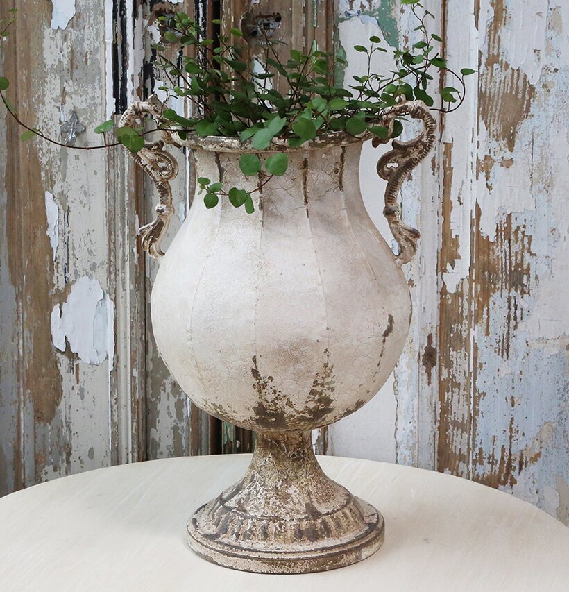 Fransk Kruka På Fot Large från Chic Antique med växtverk