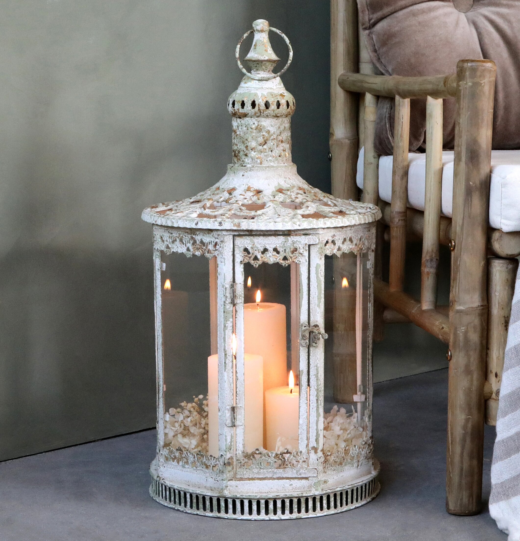 Lanterna Antique Creme från Chic Antique på betonggolv
