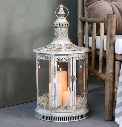 Lanterna Antique Creme från Chic Antique på betonggolv