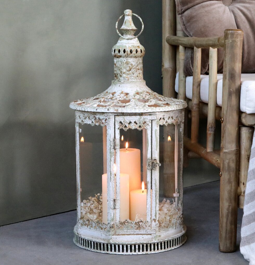 Lanterna Antique Creme från Chic Antique på betonggolv