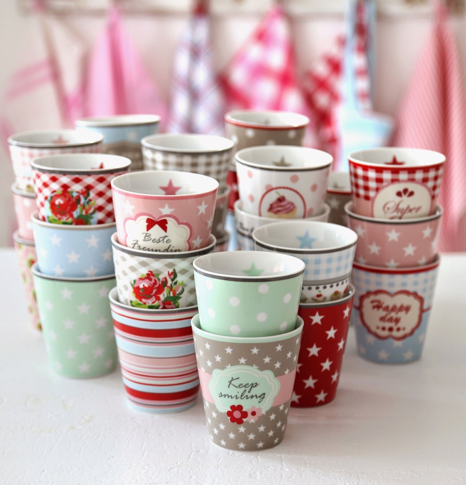 Happy Mugs - Harlekin Beige från Krasilnikoff på vitt bord