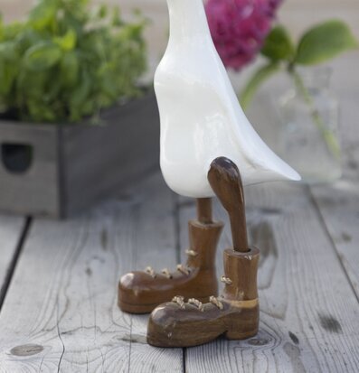 Anka Kalle Bambu från Different Design på träbord med växter