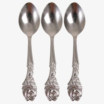 Tårtskedar med rosor från Rice på en enkel bakgrund