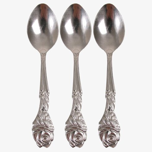 Tårtskedar med rosor från Rice på en enkel bakgrund