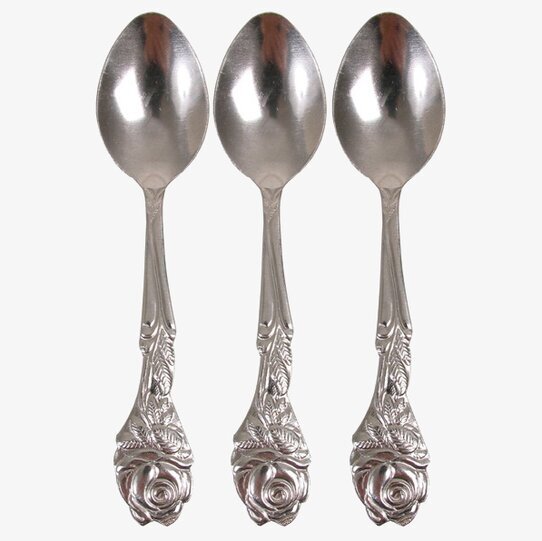 Tårtskedar med rosor från Rice på en enkel bakgrund