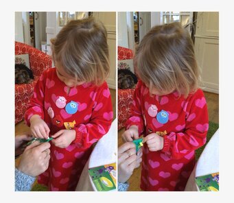 Flicka öppnar Tröstisar Svälja-Lätt-Tablett 10-Pack för barn