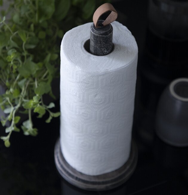 Hushållspappershållare Trä från Different Design i köksmiljö