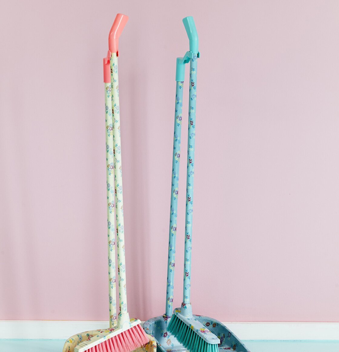 Sopskyffel & Kvast set från Rice mot rosa bakgrund