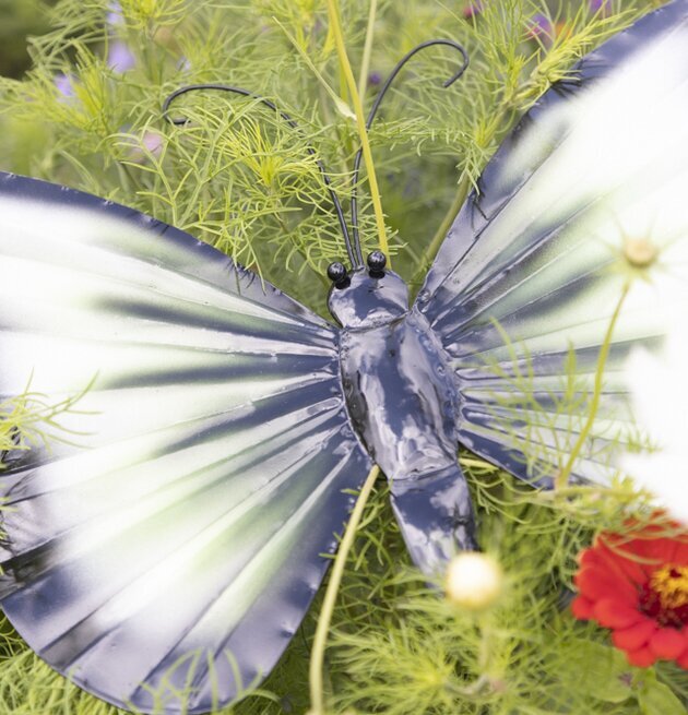 Fjäril Vägg Hamrad Plåt från Different Design i trädgård