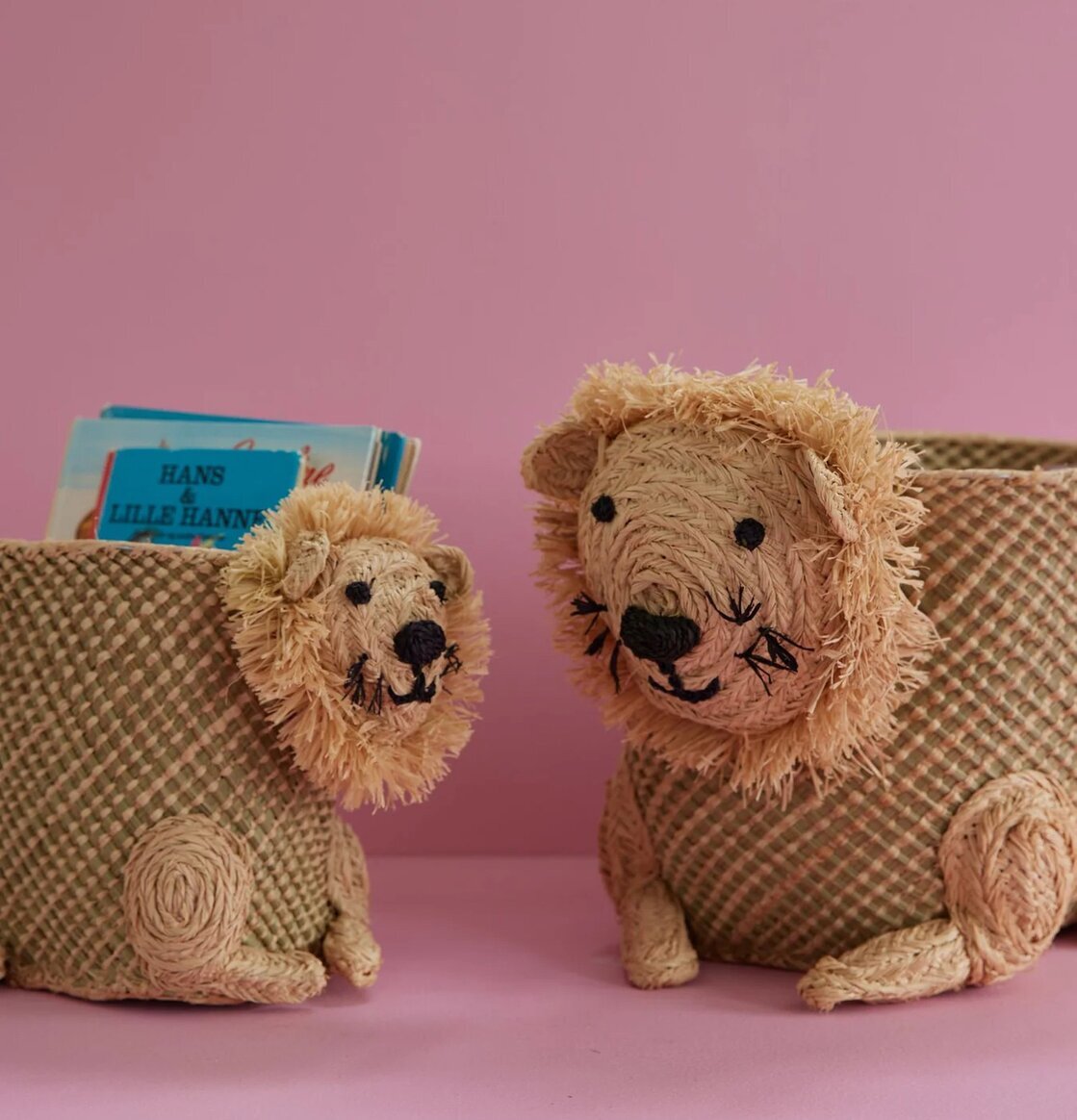 Förvaringskorg Raffia Lejon Stor från Rice på rosa bakgrund