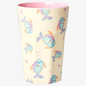 Foto av mugg med färgglatt fiskmönster och rosa insida