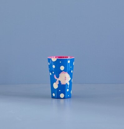 Bild av mugg med lekfullt motiv och färgglad design