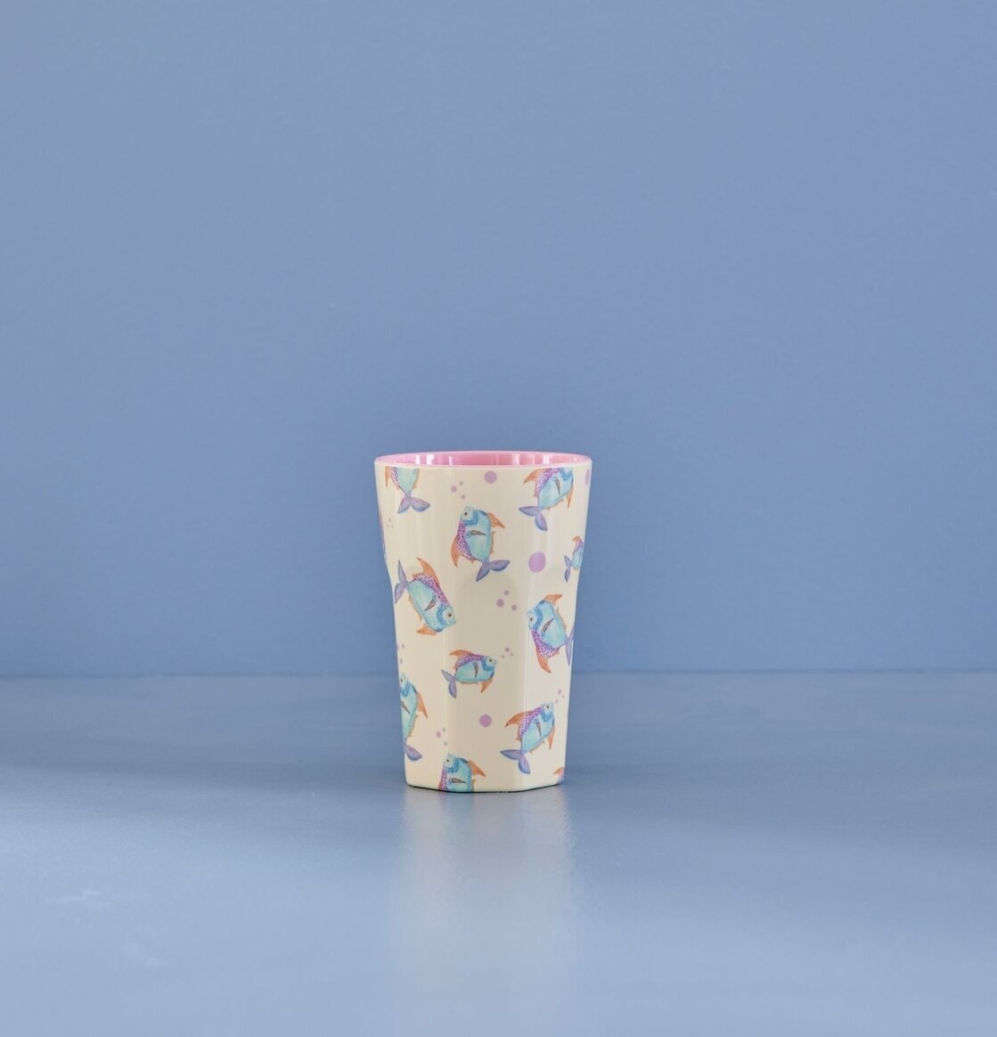 Mugg Latte Fish Cream Print från Rice mot blå bakgrund