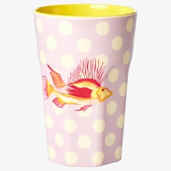 Bild av mugg med lekfullt fiskmotiv och lavendeltoner