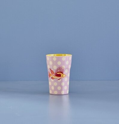 Bild av mugg med lekfull design och färgkontraster