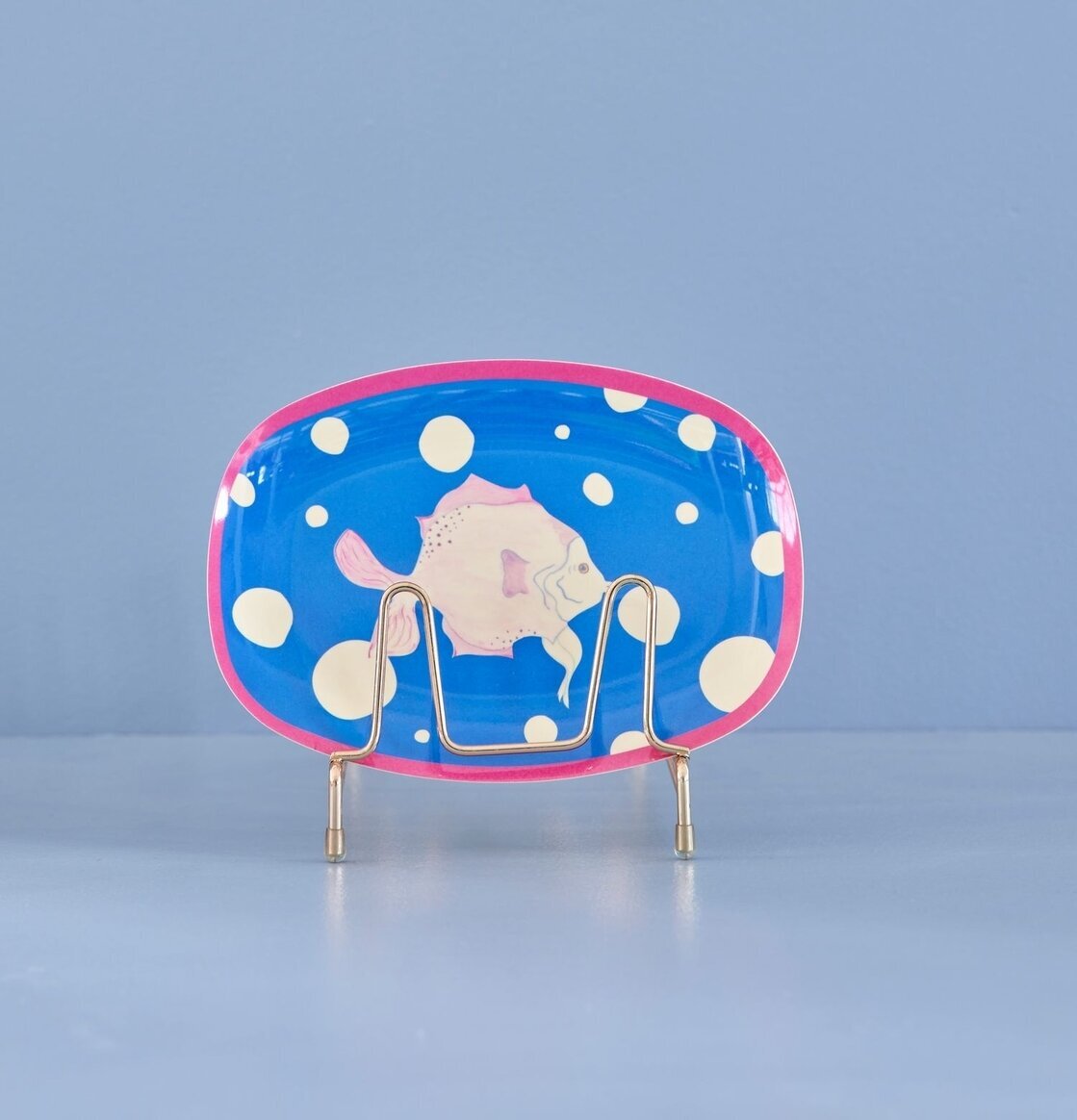 Liten Tallrik Fish Blue Print från Rice på förgyllt ställ