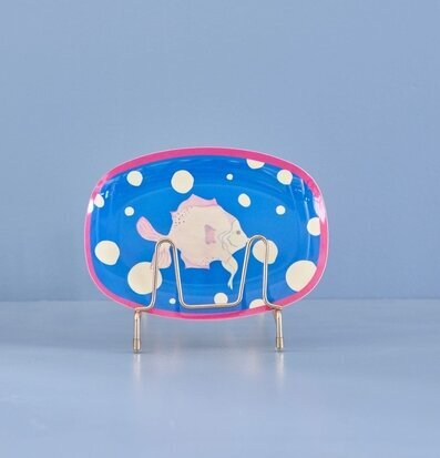 Liten Tallrik Fish Blue Print från Rice på förgyllt ställ